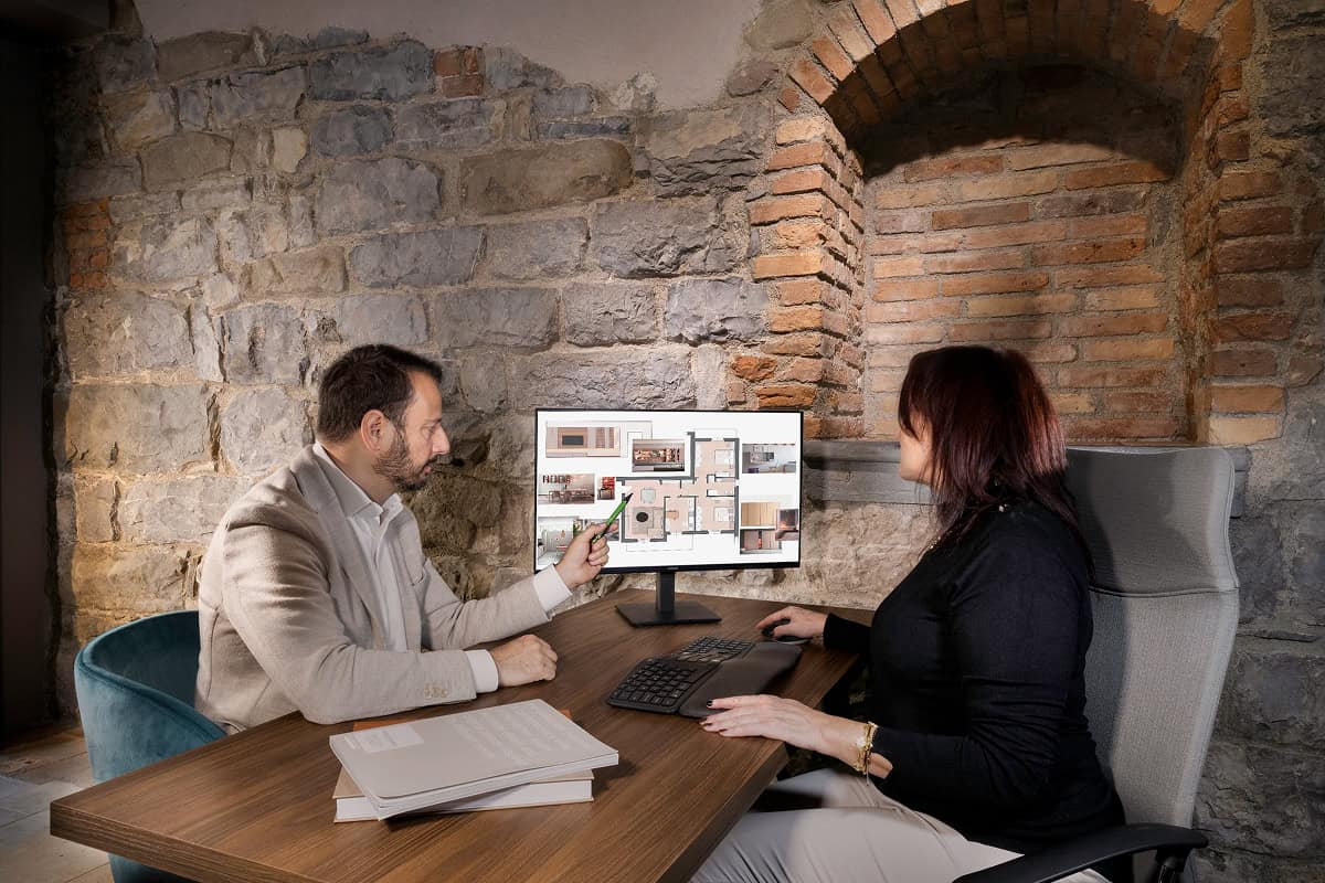 Uomo e donna che parlano davanti a un computer