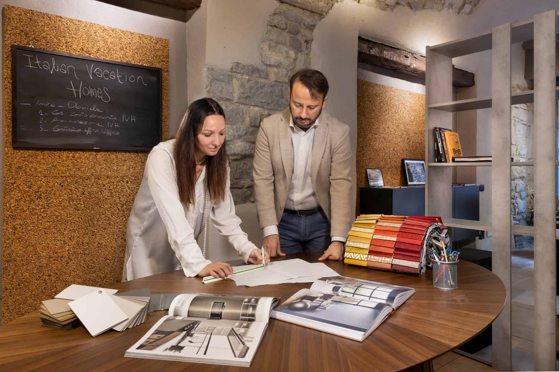 Italian Vacation Homes - un uomo e una donna che lavorano appaggati ad un tavolo