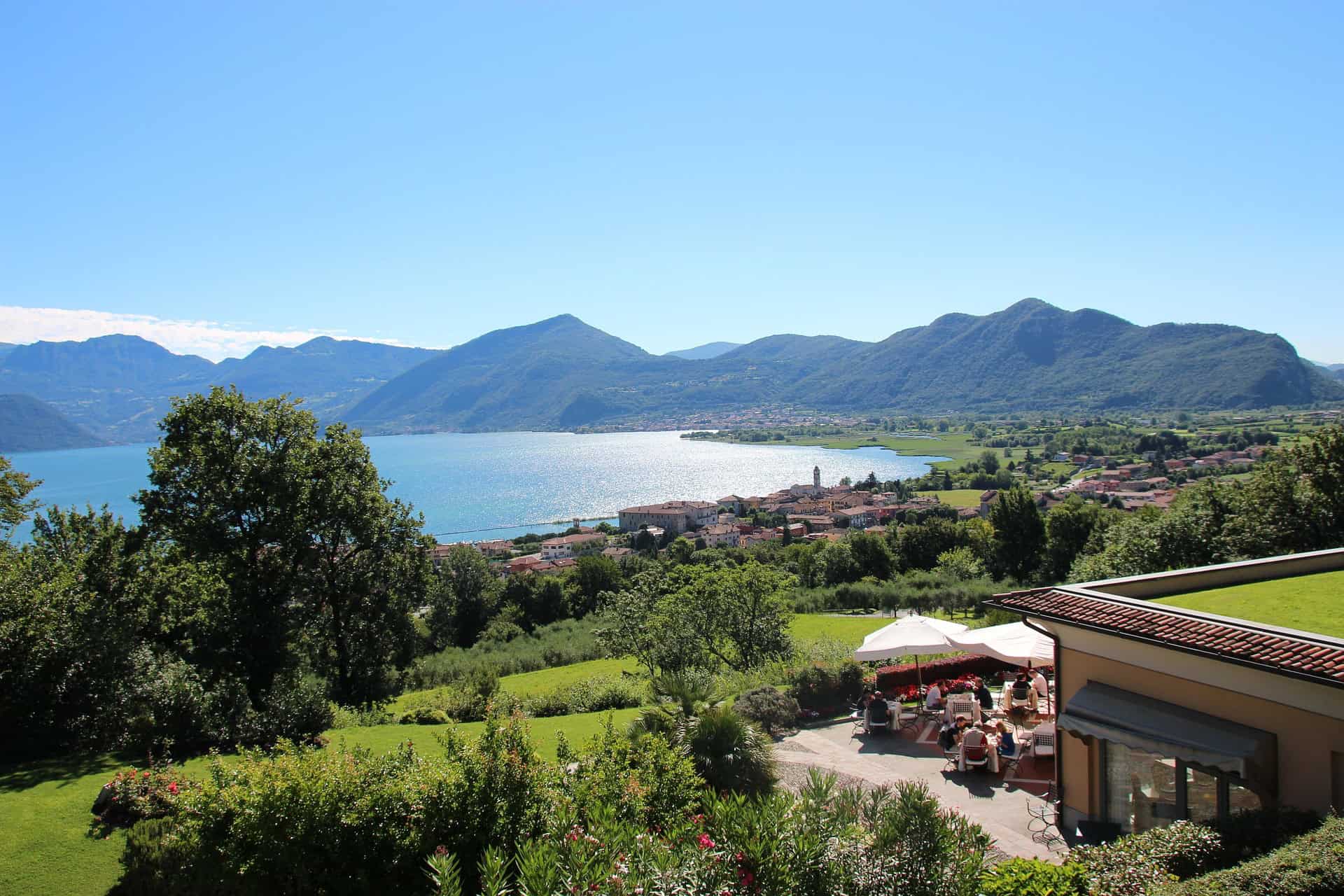 Vista panoramica del Lago d'Iseo con una selezione di case gestite direttamente da Italian Vacation Homes.
