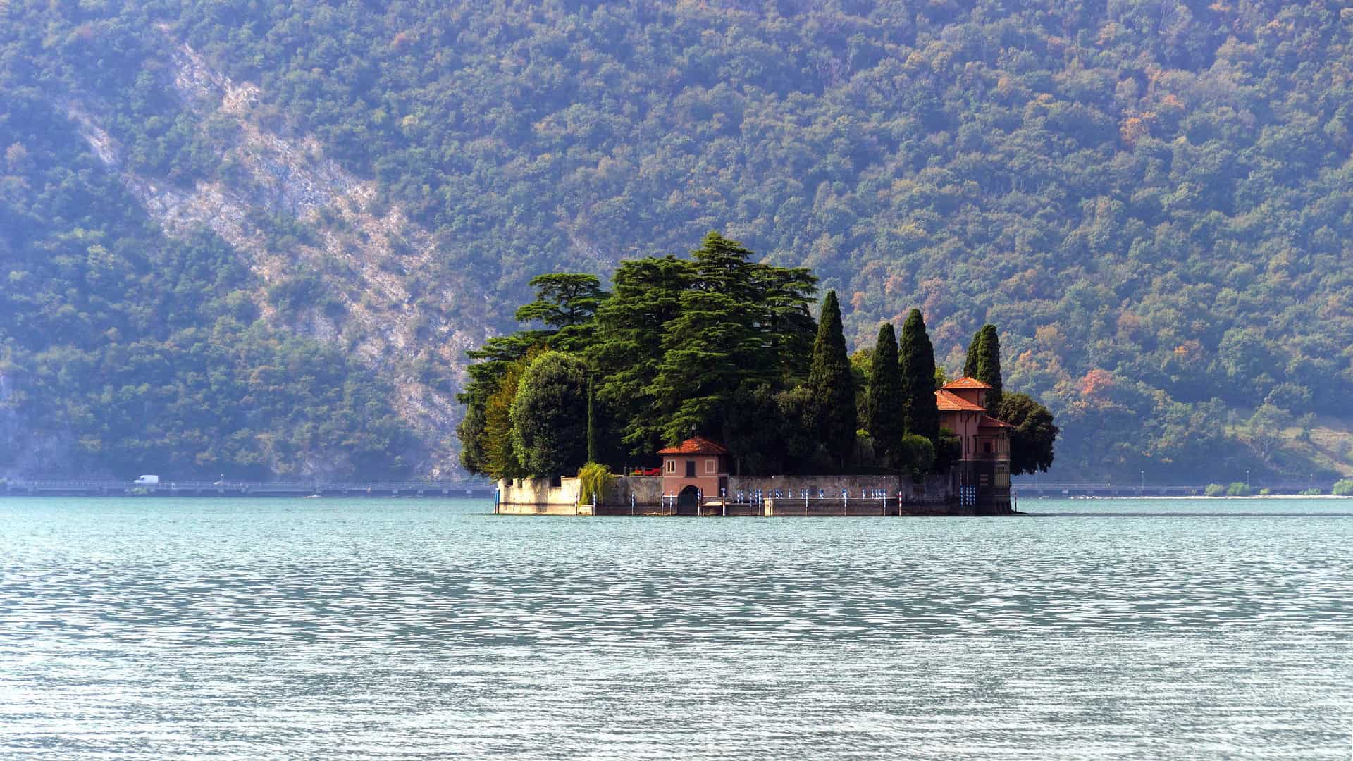 Piccola isola nel lago d'Iseo